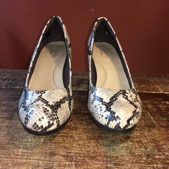 Clarks Adriel Viola Pump Womens 8.5 Heel Shoe Taupe Snake Print Heritage Classic - Picture 4 of 9